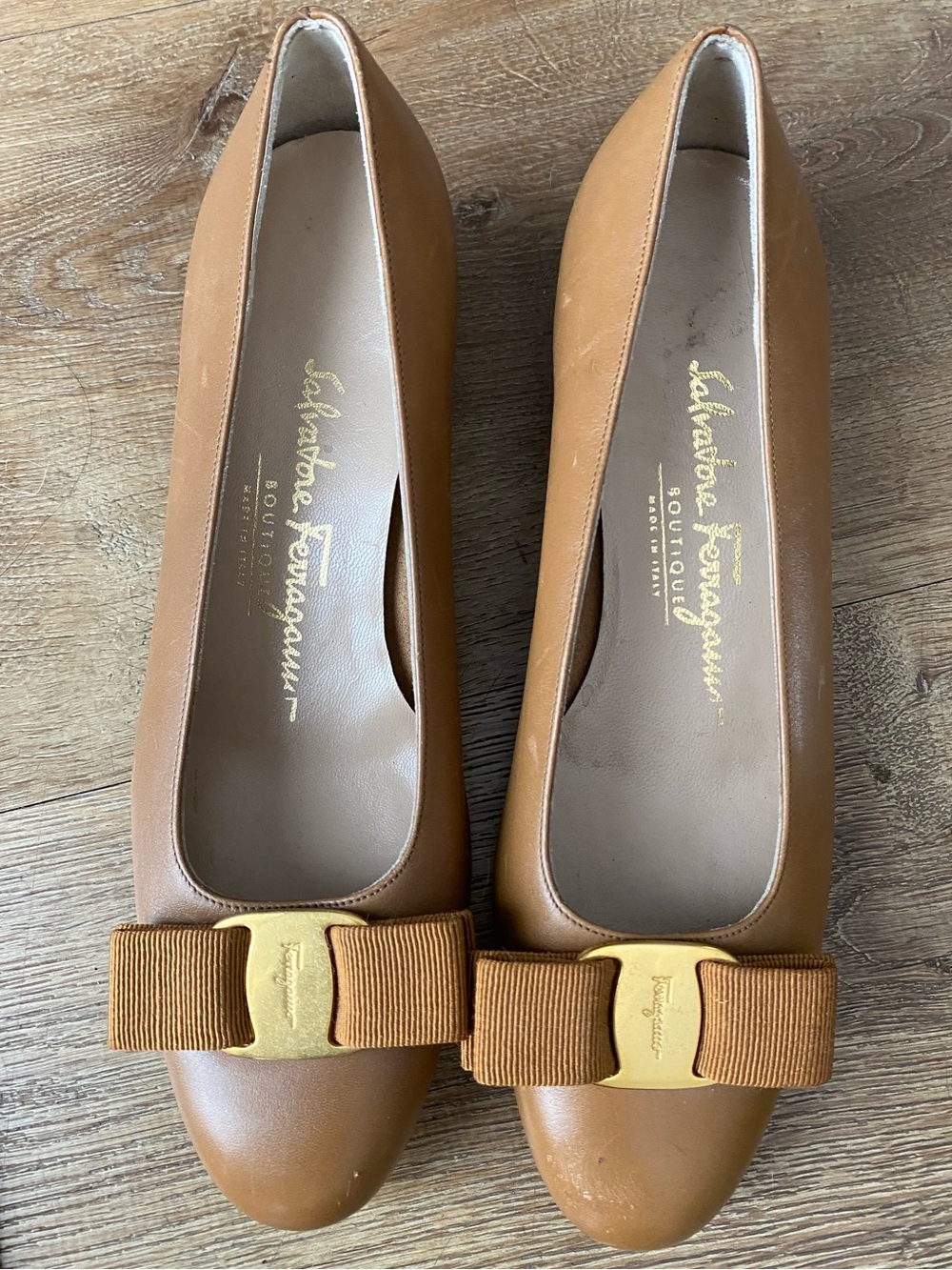Authentic Salvatore Ferragamo Vera Bow Shoes in Elegant Caramel/Tan color